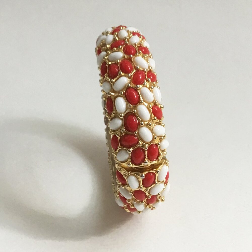 Kenneth Jay Lane KJL Red & White Plastic Cabochon Gold Tone Hinged Bracelet - Picture 7 of 15